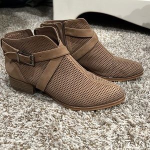 Vince Camuto booties size 7